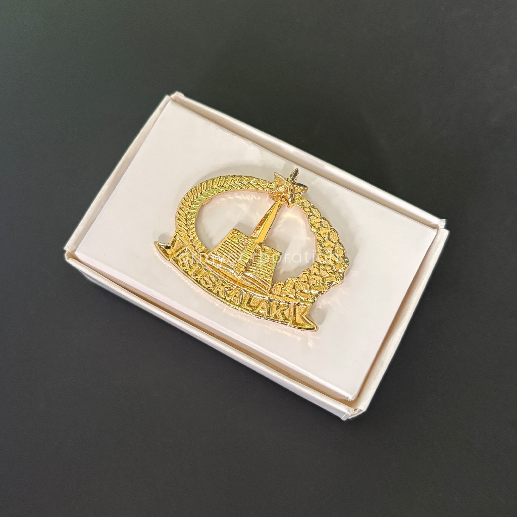 Pin Suskalak Menwa Logam Gold