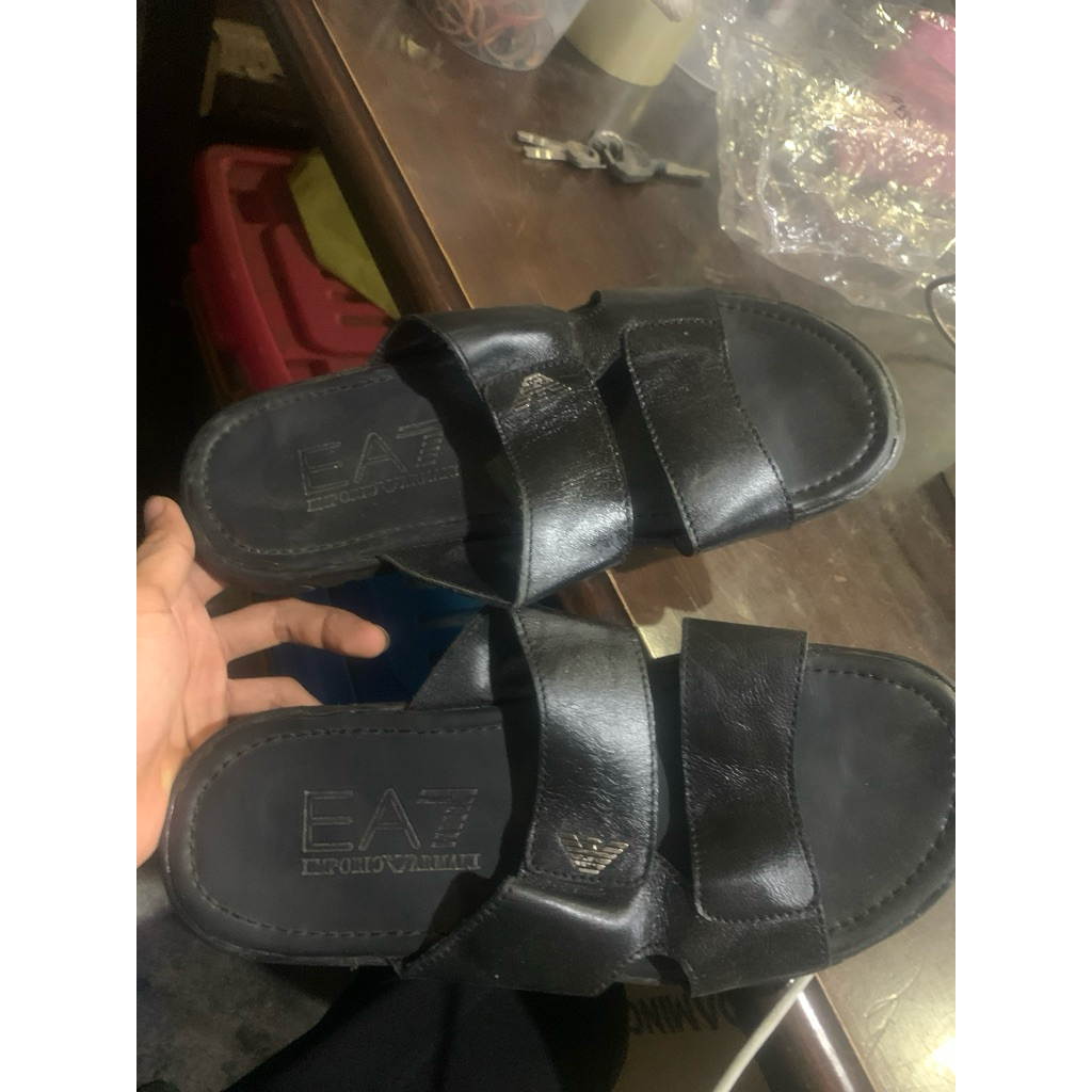 Sandal jepit pria EA7 Emporio Armani warna hitam model slide strap lebar