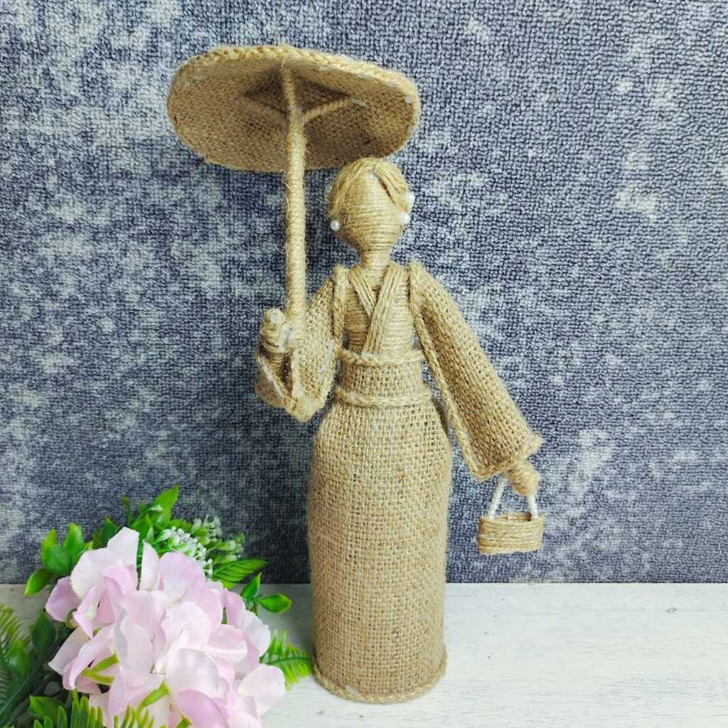 Patung Boneka Wanita Payung Kain Goni Tali Rami Pajangan Meja Rustic Aesthetic Vintage 34cm