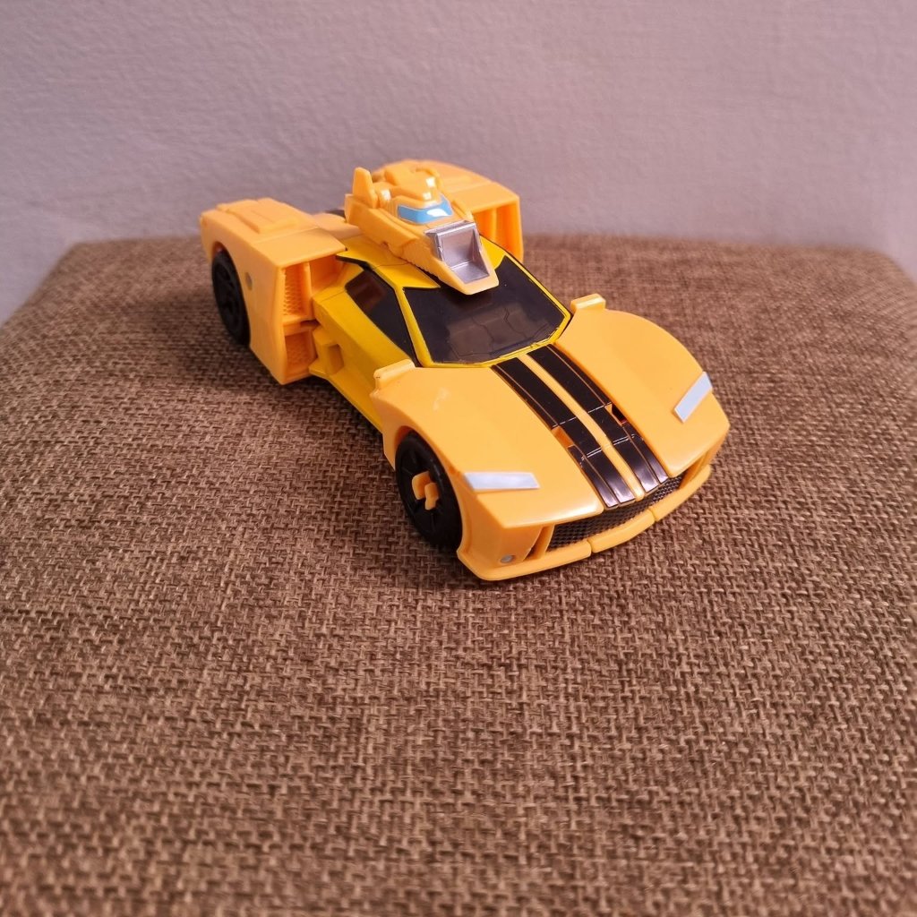 Transformers Hasbro Earthspark Bumblebee Deluxe Class