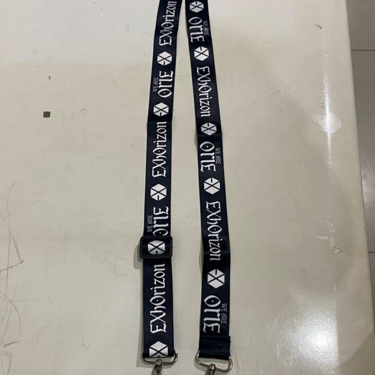 Lanyard EXO warna hitam..