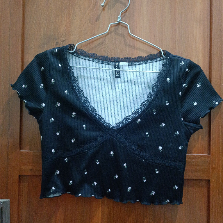 [READY] Preloved Croptop Kaos Bunga Hitam HnM Divided