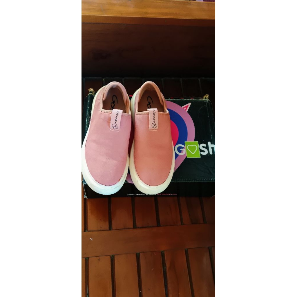 Sepatu Slip on wanita PL merk gosh size 36