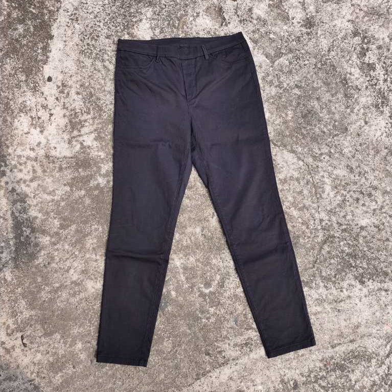 Celana Dasar Hitam Uniqlo Second (Pria & Wanita)