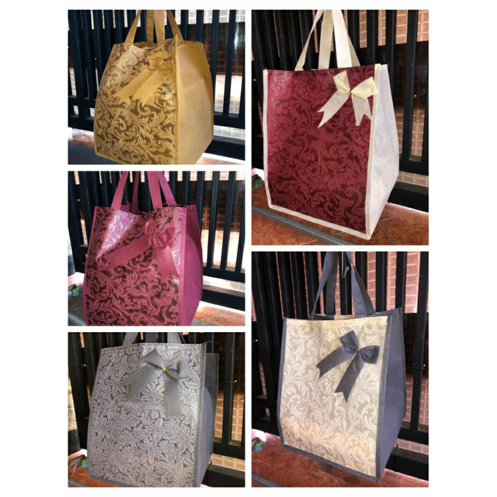 

Tas Hajatan Box Embos Pita Ukuran 22x22x29/ Tas Kotak Nasi/ Goodie Bag/ Tas Spunbond
