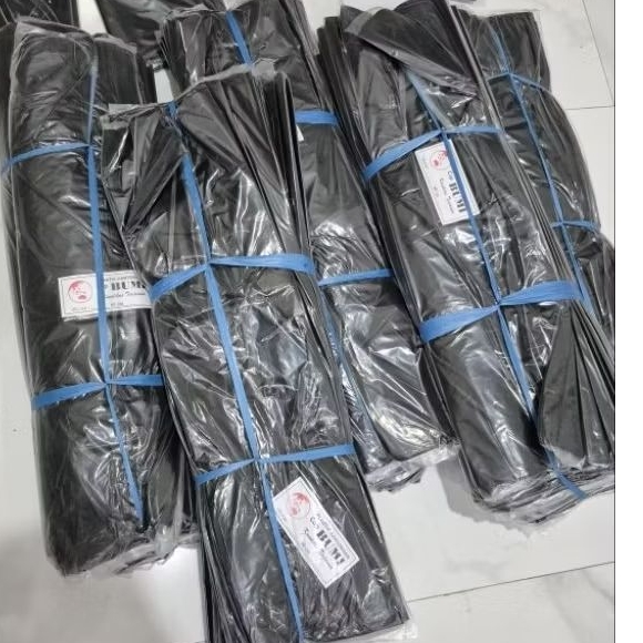 Plastik layangan cap bumi warna hitam