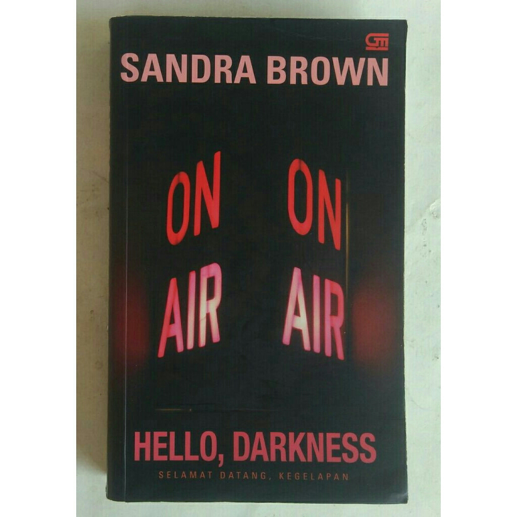 Novel Sandra Brown <Hello Darkness (Selamat Datang Kegelapan) < Gm, 2017.(original, bekas)