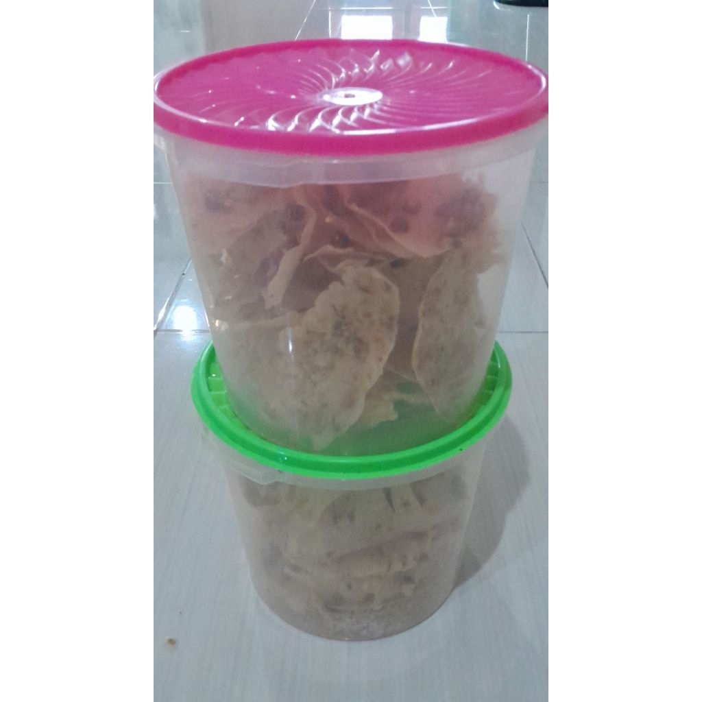 

Peyek Mix Kacang dan Peyek Rebon. Tersedia varian peyek lainnya
