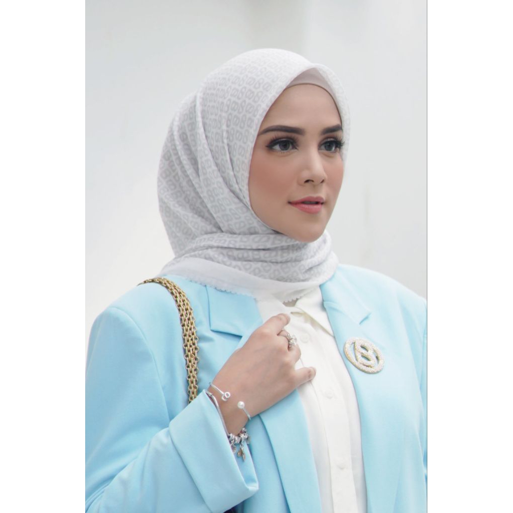 Buttonscarves as is: blume jetset, tapis vanilla Reject sale no box