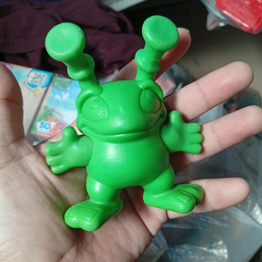 burgerking toys figure green alien