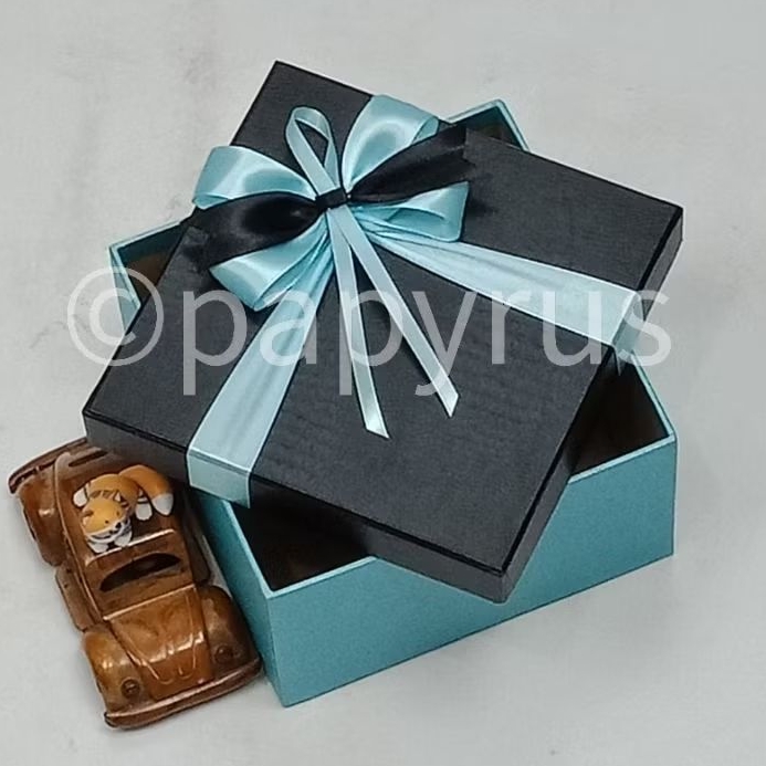 

PAPYRUS 17,5x17,5 Tinggi 8cm Kotak Kado Gift Box Hardbox Hampers Hadiah V2