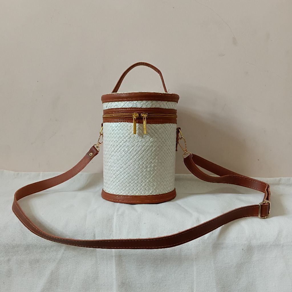 Tas selempang pandan / Tas pandan selempang / Tas anyaman pandan / Tas pandan / Tas tabung pandan / 