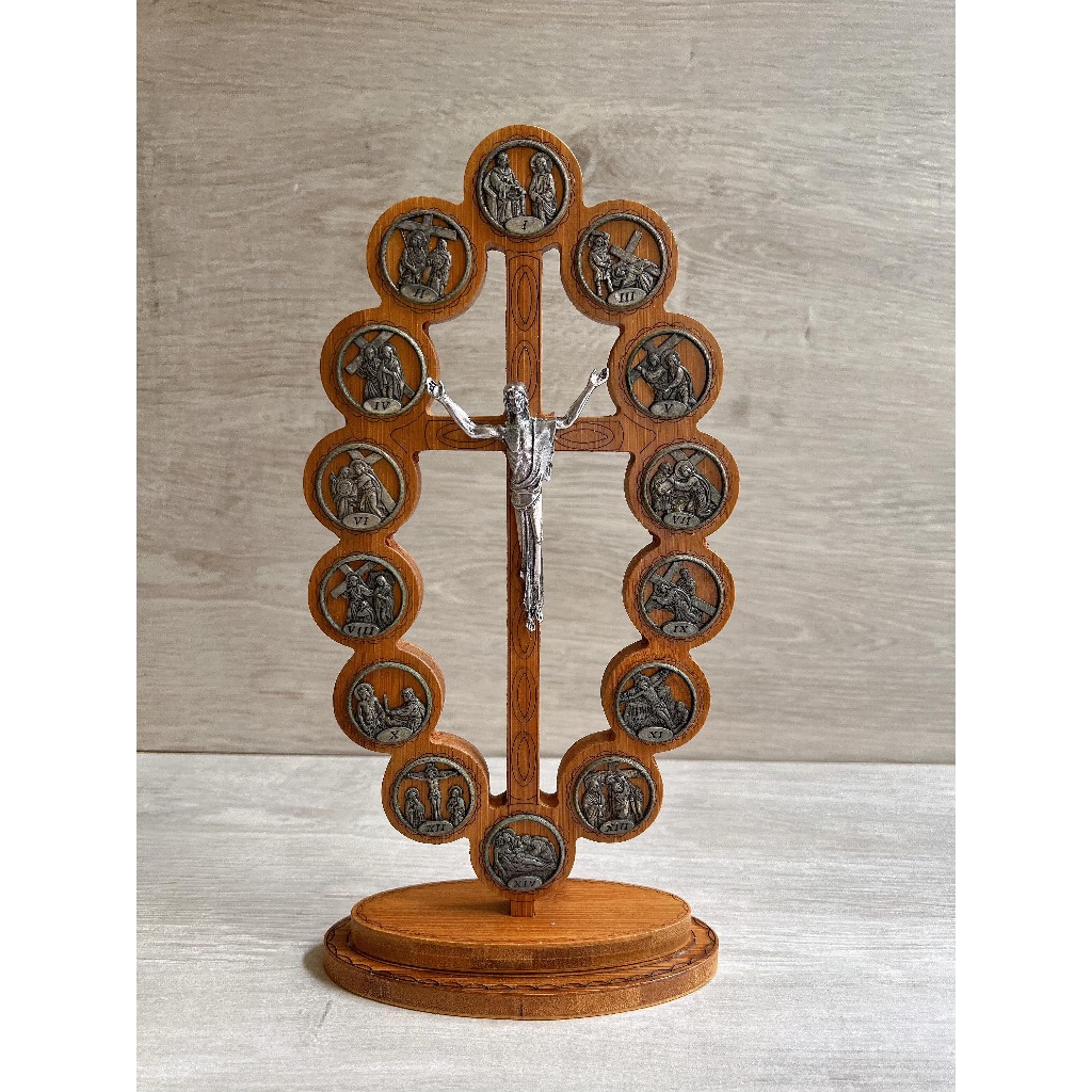 Patung Jalan Salib Kayu Oval – 14 Perhentian Salib Kristus dengan Figur Yesus (Altar Katolik / Hiasa