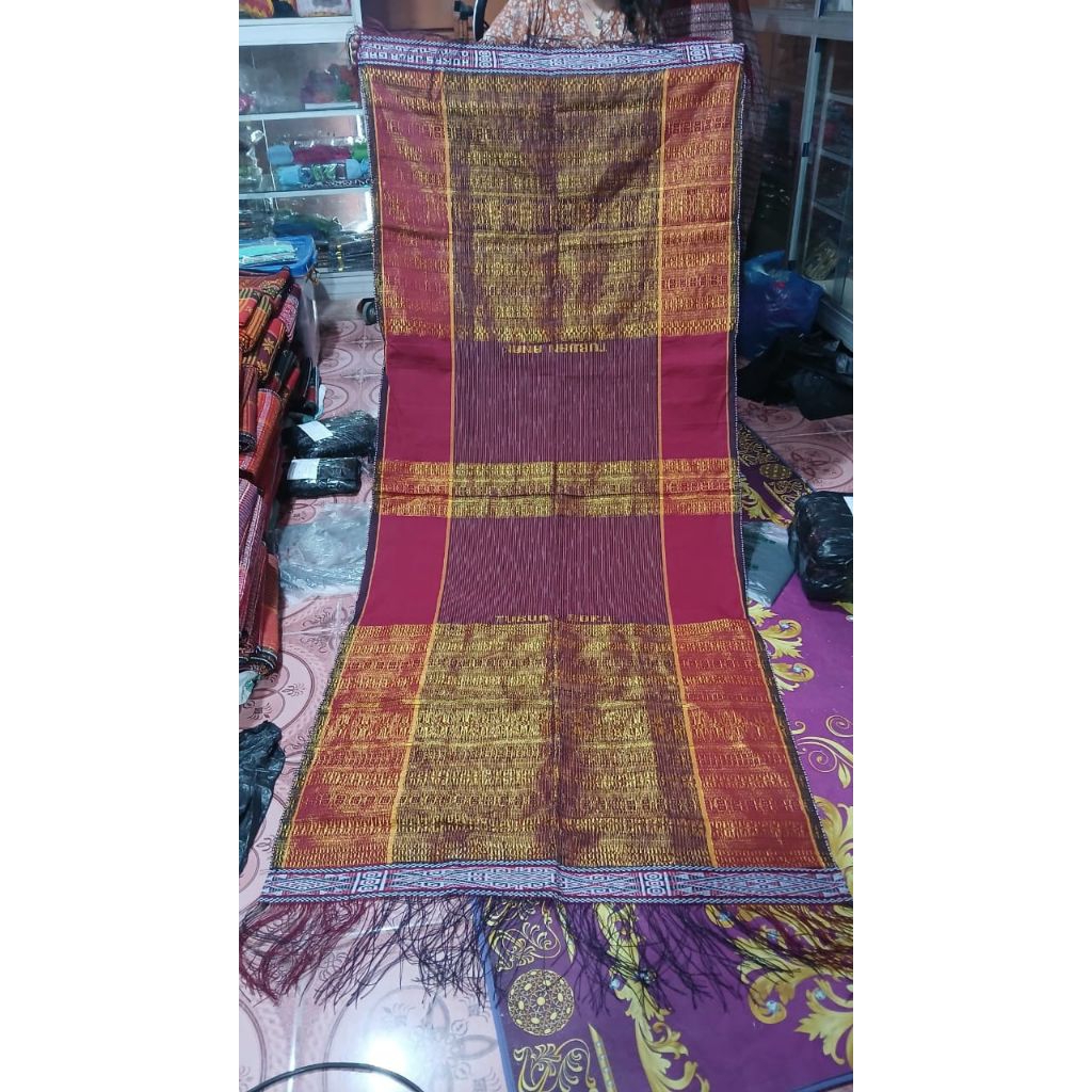 DIJAMIN MANTUL ULOS RAGI HOTANG ASLI TENUN PINTU BATU ULOS PENGANTI RAGI HOTANG MERAH ULOS HELA MEWA