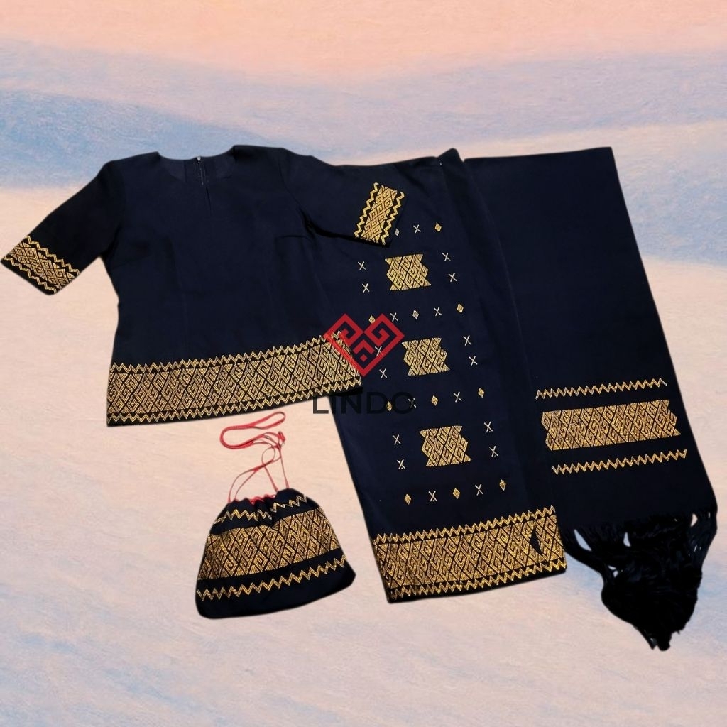 Set Pakaian Wanita Tenun Paruki' (Passekong Kandaure Diguntu' Batik) Toraja (Kode: CB1018610)