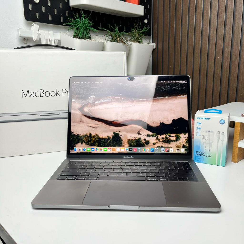 MacBook Pro 2017 Non Touchbar 8gb 256gb Core i5 Mulus Sudah dicoating All Body Sudah terpasang Scree