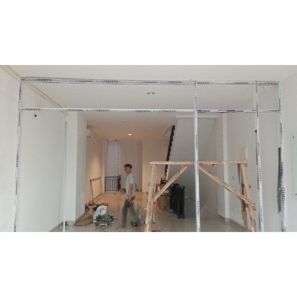 sekatan partisi aluminium dan kaca plus pintu sleding atau geser