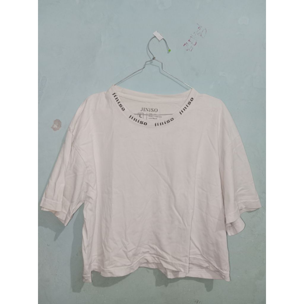 kaos croptop jiniso