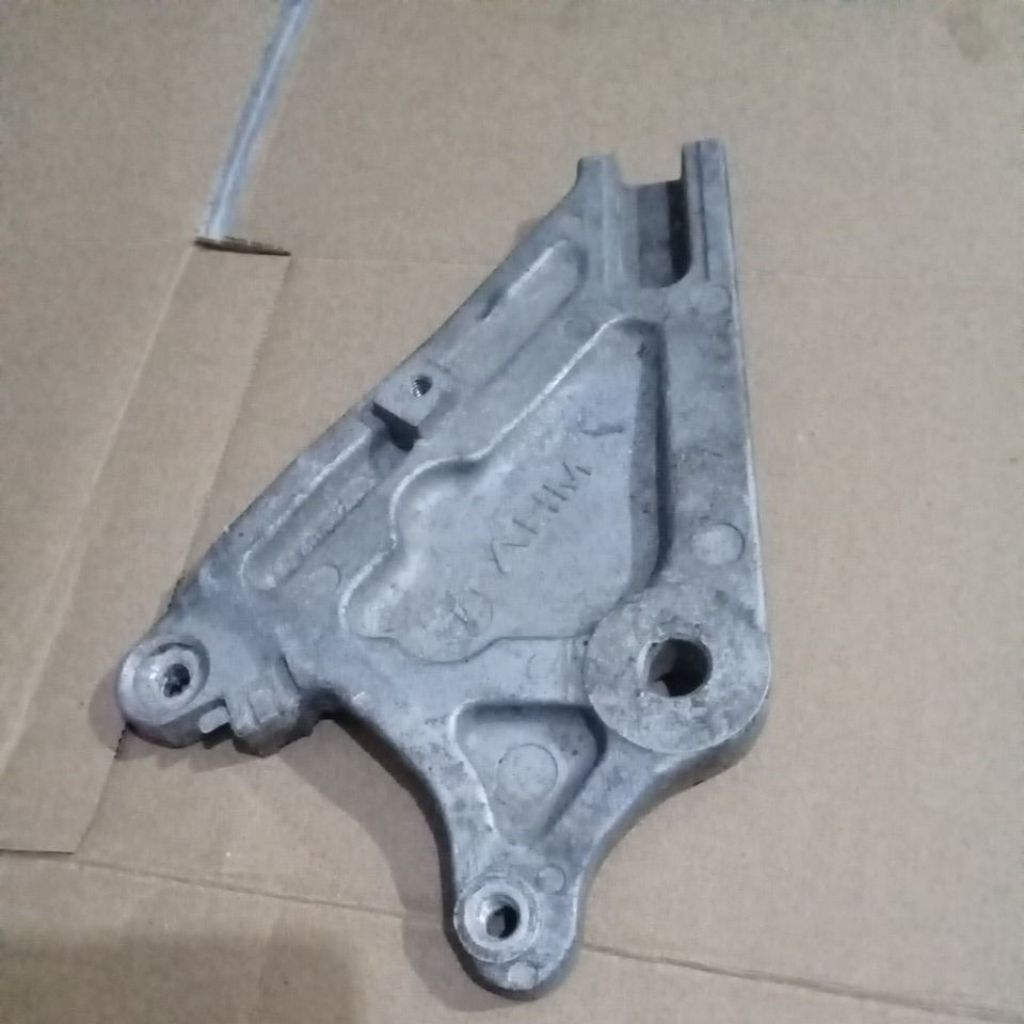 bracket  dudukan  kaliper  rem cakram  belakang  supra x  125 fi original caliper rear kepala babi