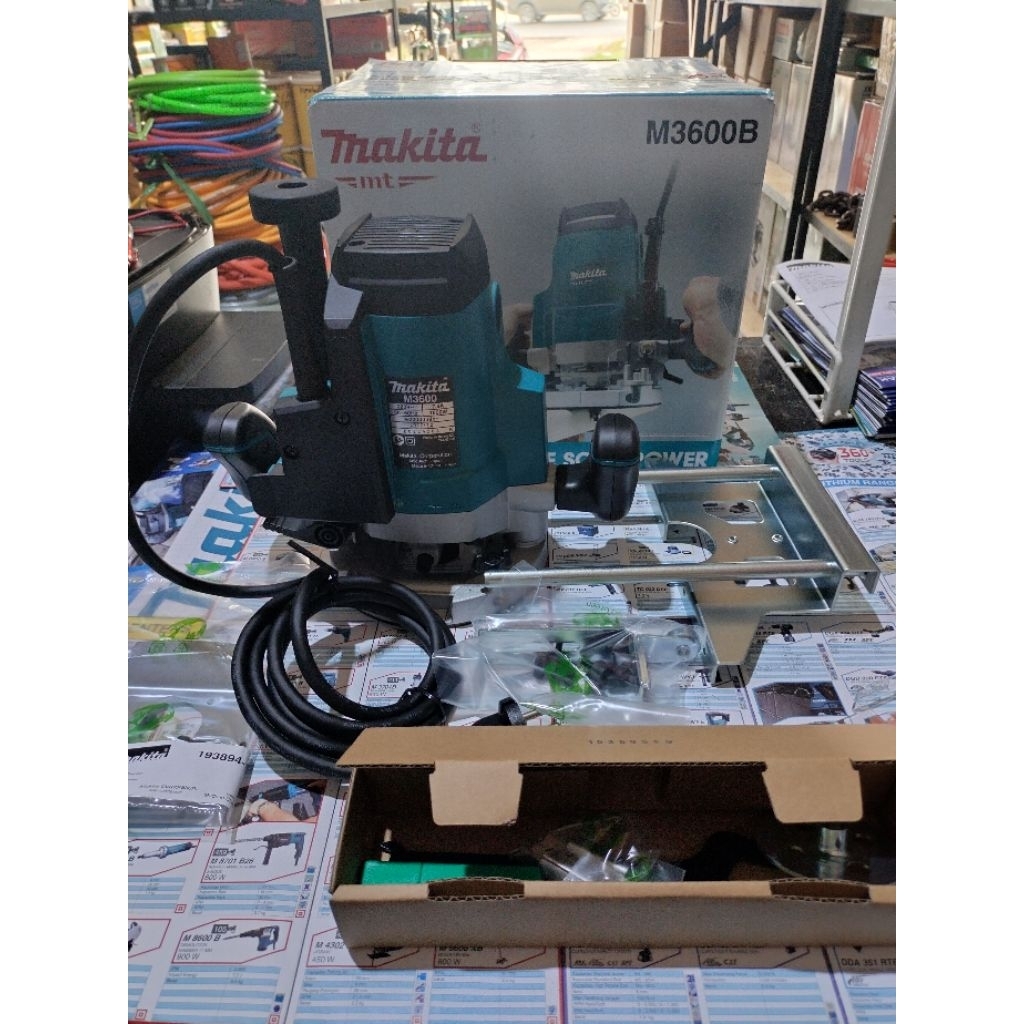 Mesin Router Besar 12MM Makita M3600B