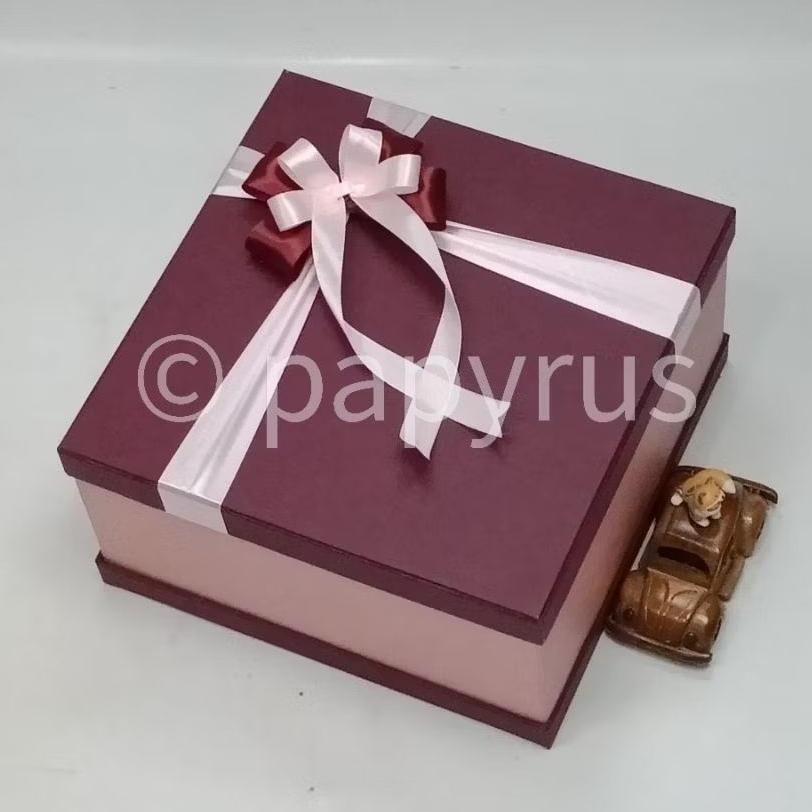 

PAPYRUS Sandwich 30x30 Tinggi 15cm Kotak Kado Gift Box Hardbox Hampers V1