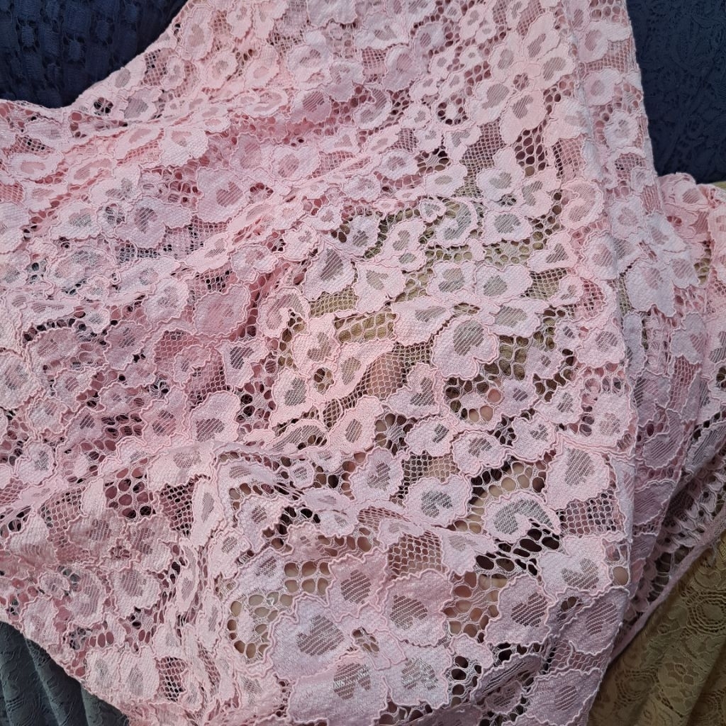 kain brokat - kain brokat meteran - kain semi prada - brokat semi prada