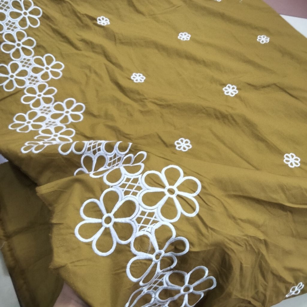 KAIN KATUN BORDIR PINGGIR BUNGA PUTIH