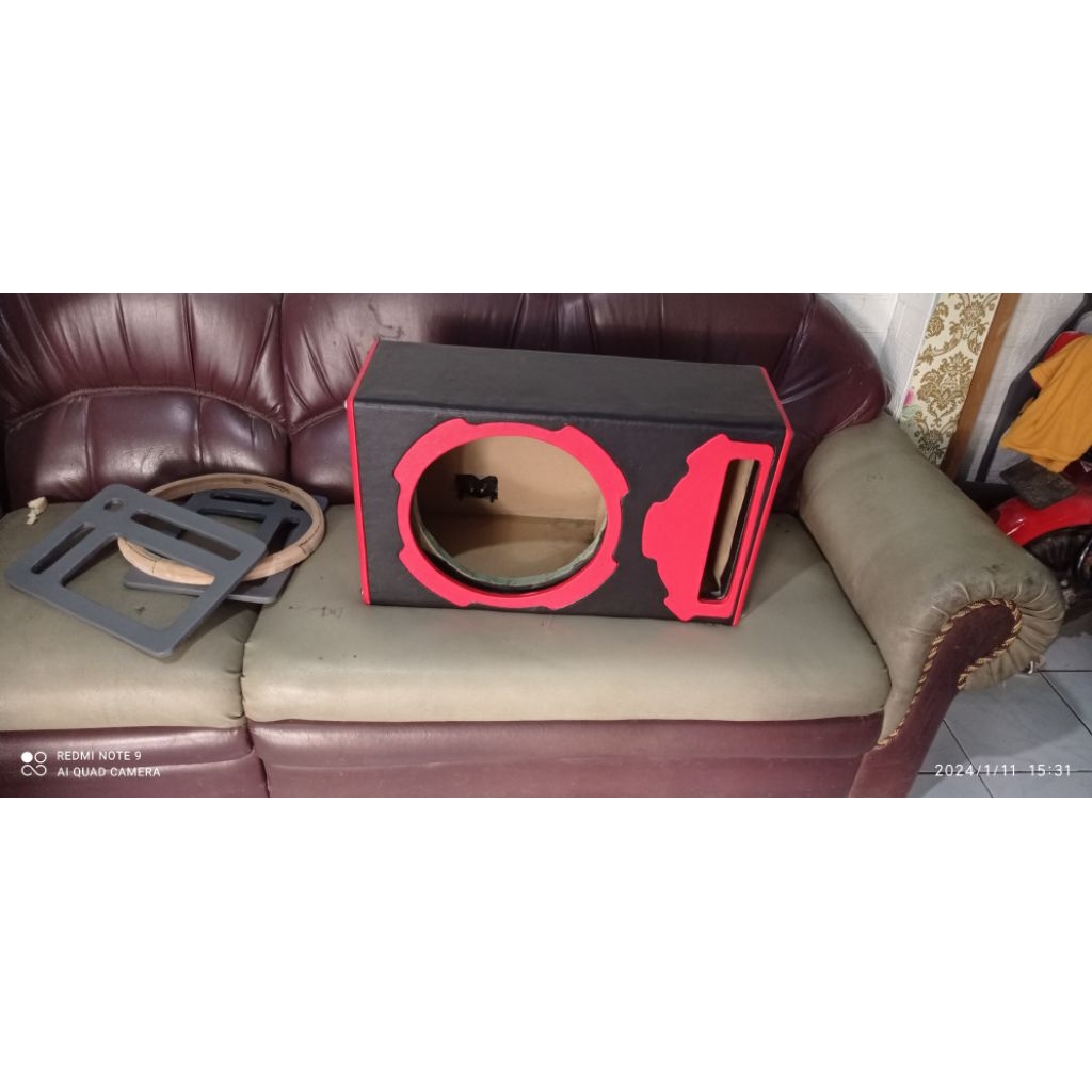 Box subwoofer mobil universal slot