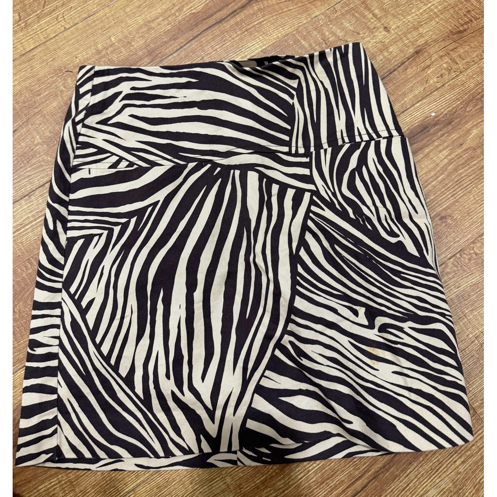 preloved rok pendek hnm motif macan