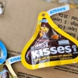 

Kisses hersley chocolate with almond 32g/coklat kisses coockies cream