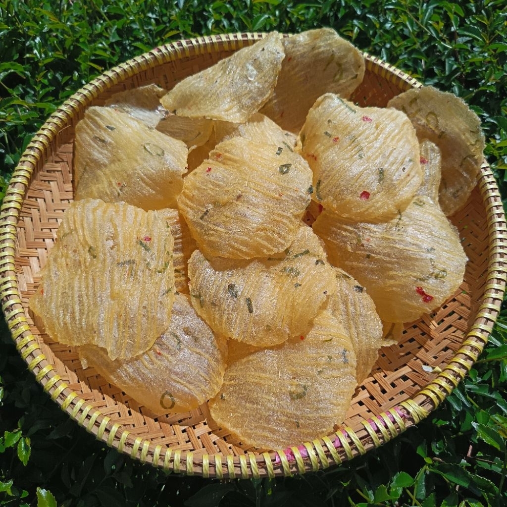 

Kicimpring singkong / Kerupuk singkong / Opak singkong / Enye-enye rasa bawang dan cabai bentuk bulat besar