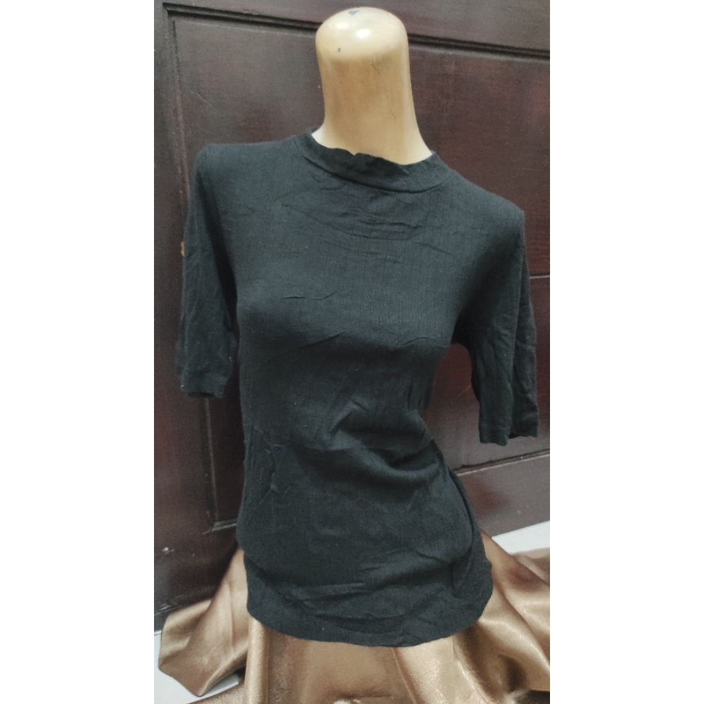 knit hitam pekat brand uniqlo