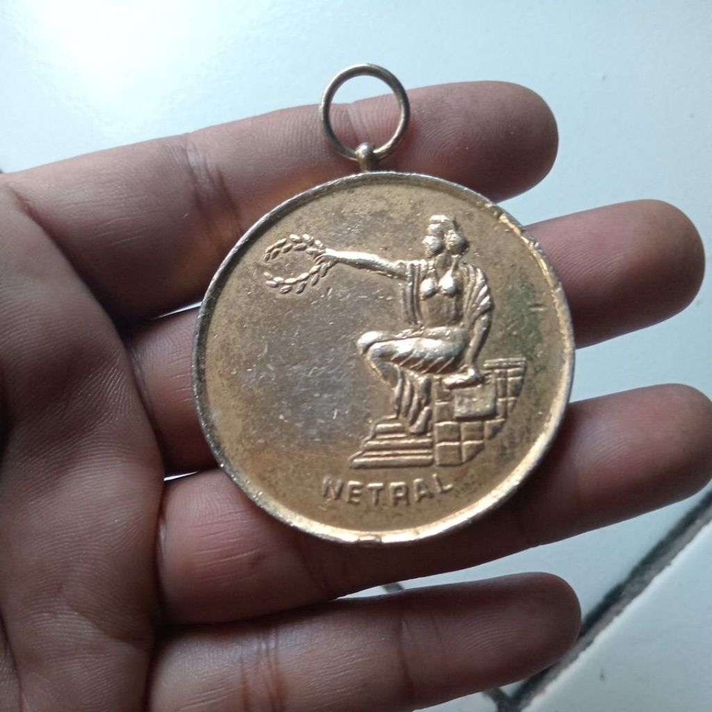 mendali netral bertulis happy birthday 21nov 75/90 moga bahagia