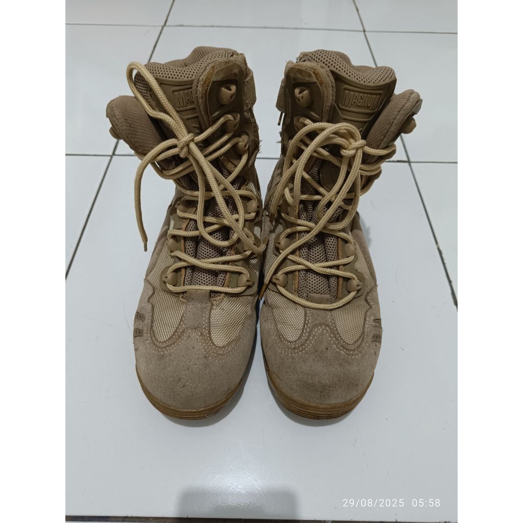 Sepatu Hiking Sepatu Gunung Merk Magnum Ukuran 40-41 Preloved