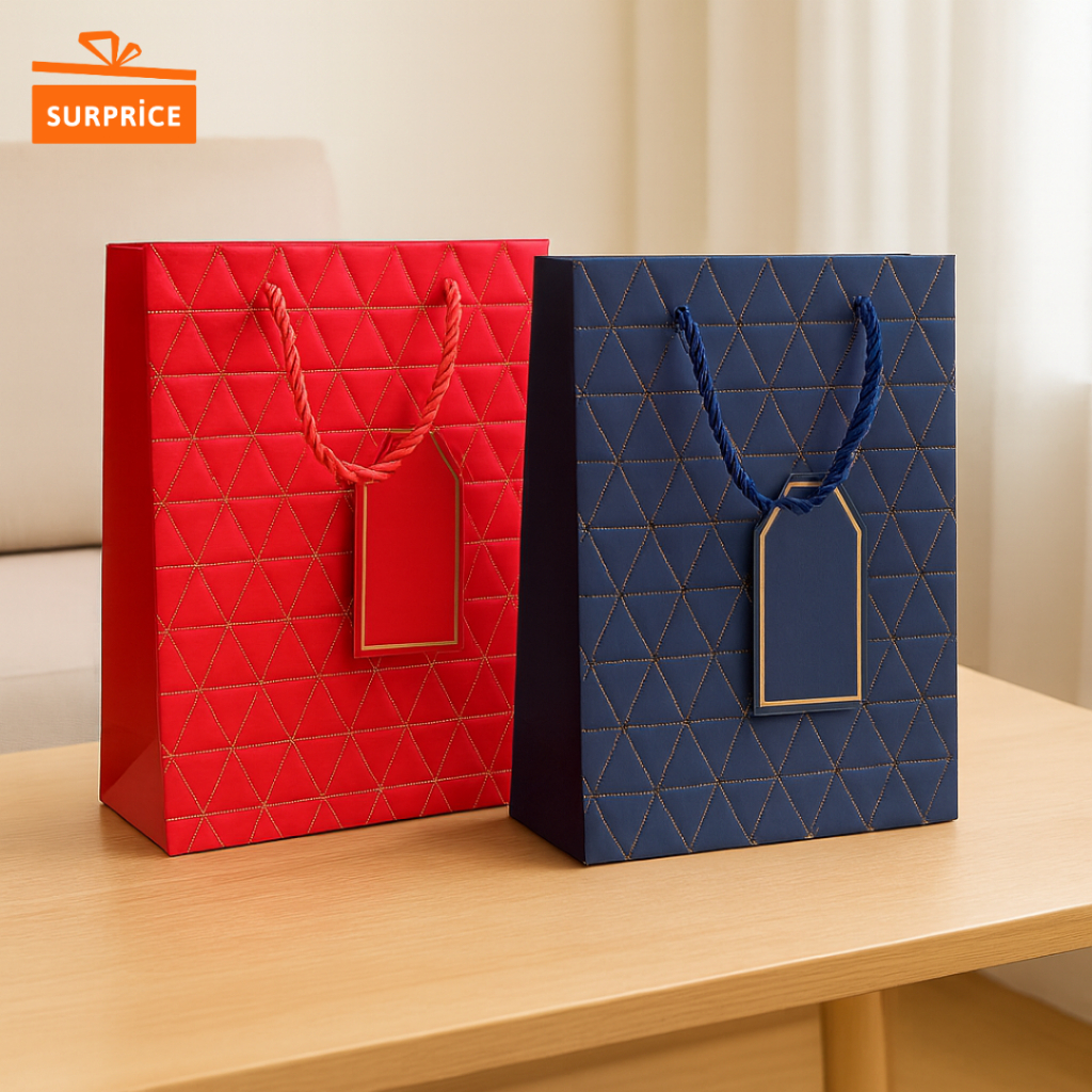 

Surprice Paper Bag Tali Emboss Segitiga 18x23 / Paperbag Kartu Ucapan / Tas Hadiah / Tas Kado / Paper Bag Hampers / Paper Box Kado Hadiah Ulang Tahun