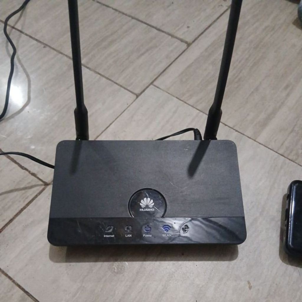 HUAWEI WS330 unit plus adaptor