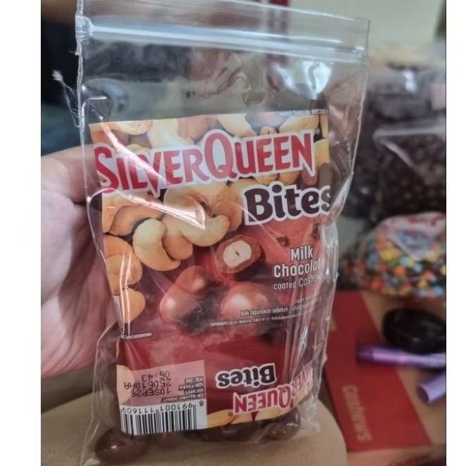 

Silverqueen bites Milk Chocolate coated Cashew/Kacang Mede 250 gram