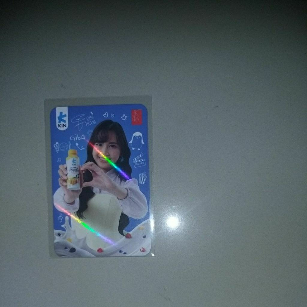 pc ofc gita . Pc gita pegang botol . KIN X JKT48