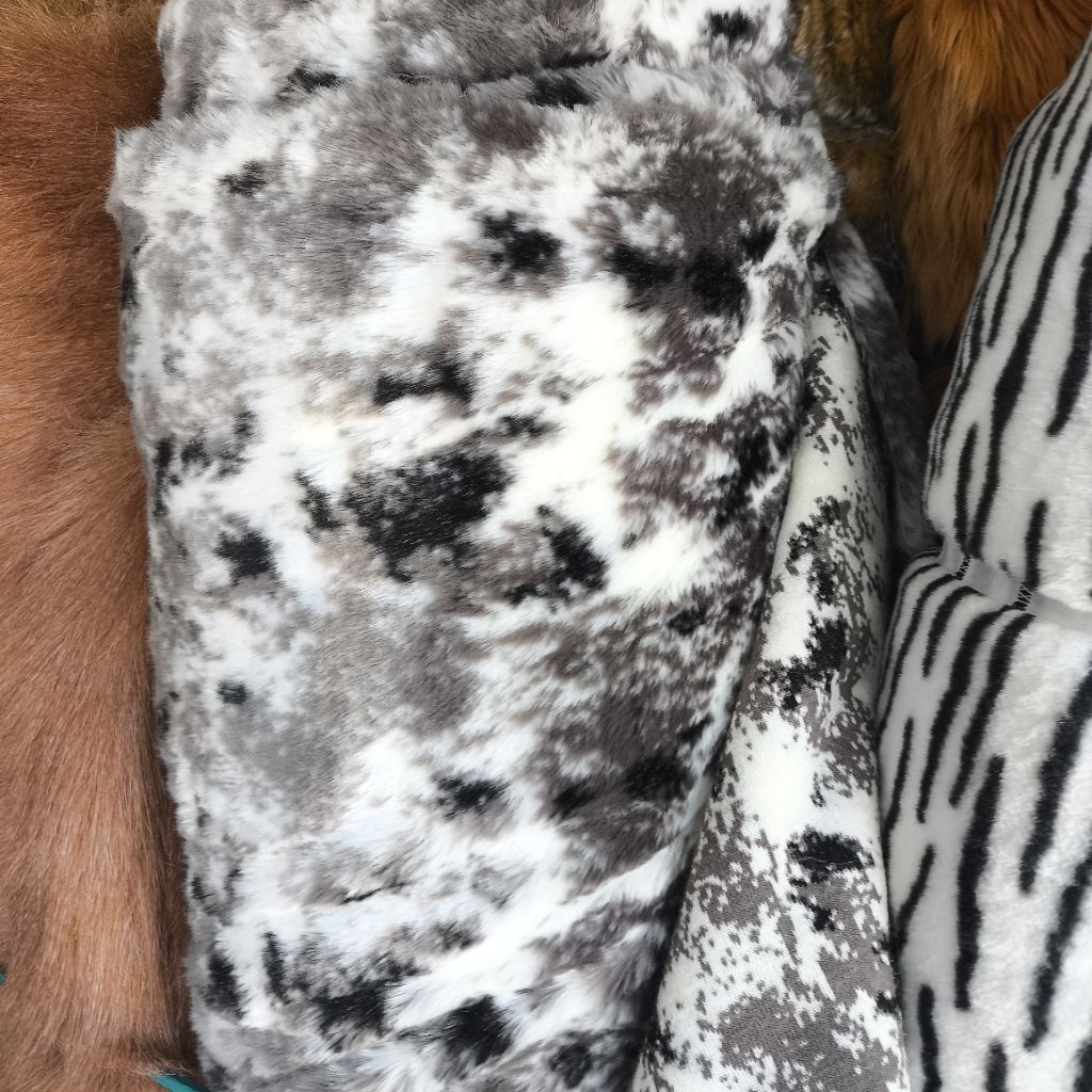 KAIN BULU SINTETIS ALAS SOFA LEMBUT