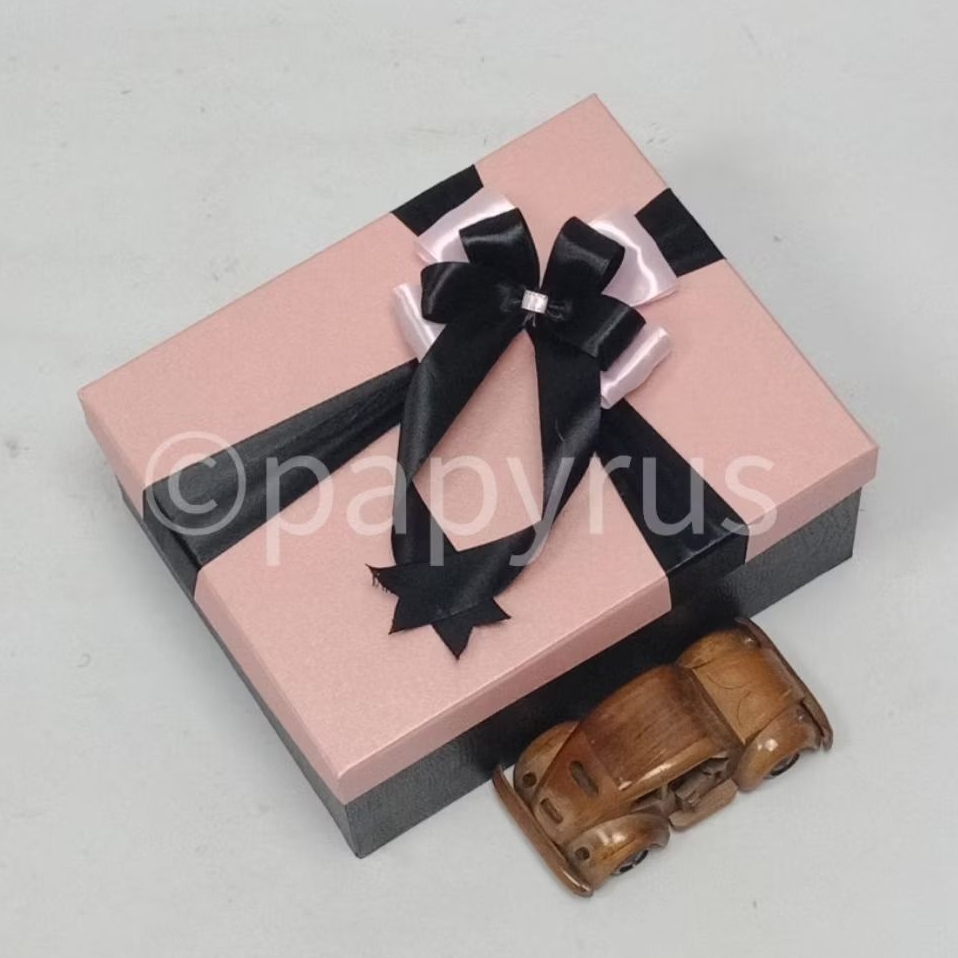 

PAPYRUS Kombinasi 20x25 Tinggi 20cm Kotak Kado Gift Box Hardbox Hampers Hadiah V1