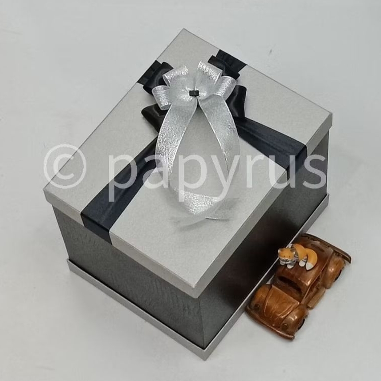 

PAPYRUS Sandwich 20x25 Tinggi 20cm Kotak Kado Gift Box Hardbox Hampers Hadiah V3