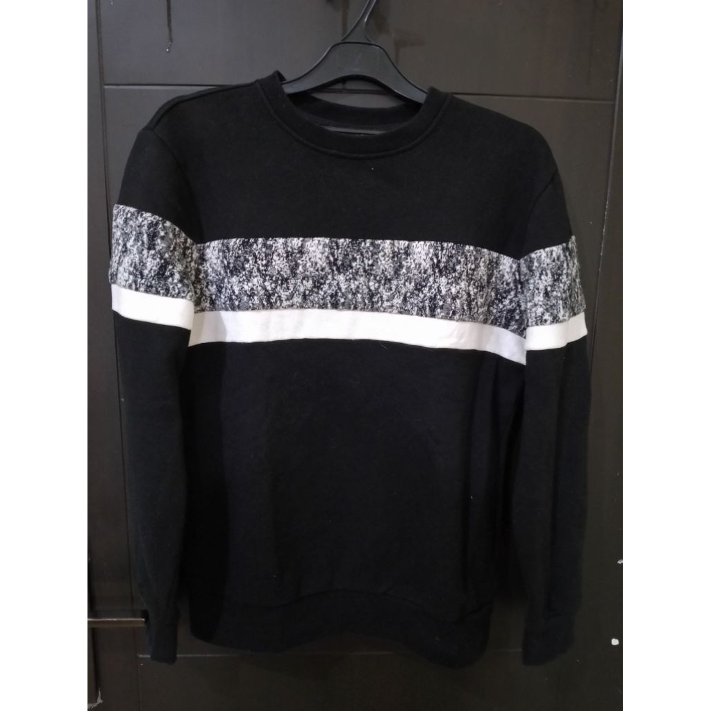 Sweater crewneck hitam wanita