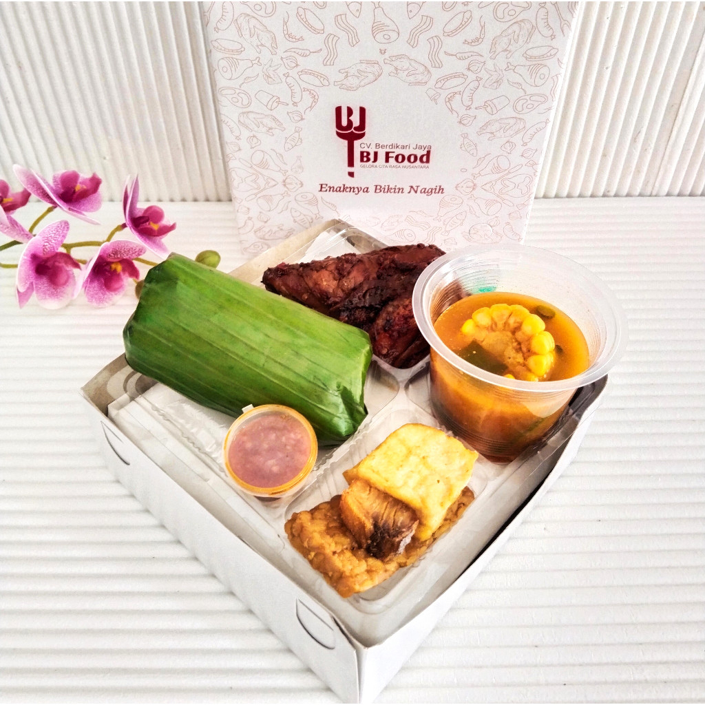 

Nasi timbel / Nasi kotak/ Nasi box / Nasi timbel sayur asem/ Nasi timbel ikan asin / BJ Food