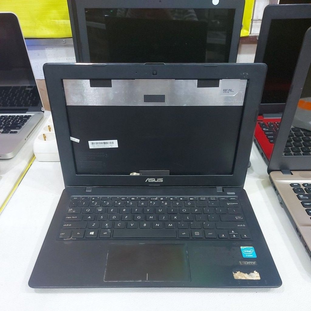 Laptop Asus X200M jual kondisi seperti ini mati total tanpa lcd tanpa ram tanpa ssd jual casing dan 