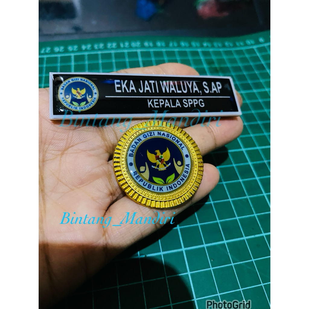 

Paket Name Tag Papan Nama Akrilik Plus Pin Bulat Gerigi 3,5cm Logo BGN Badan Gizi Nasional Kuningan PREMIUM Peniti/Magnet