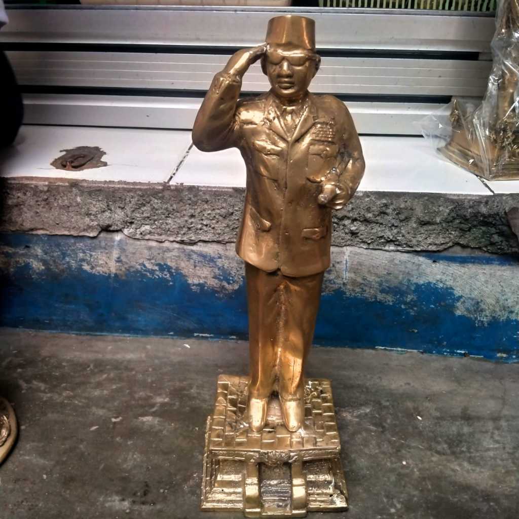 Patung Ir Sukarno Bahan Kuningan Sari Asli