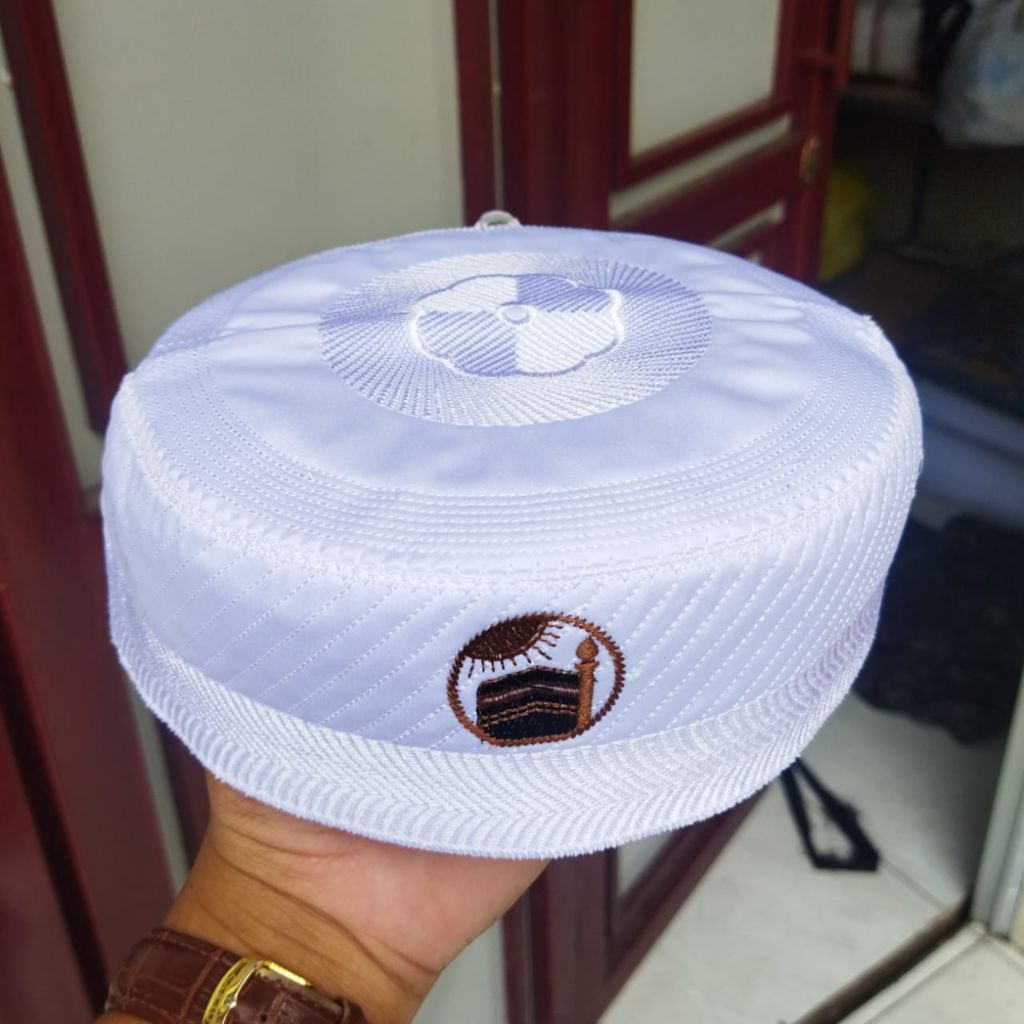 PECI MADINAH BUGIS MOTIP BORDIR KABAH/SONGKOK PUTIH HAJI DAN UMROH/KOPIAH PUTIH MADINAH BUGIS