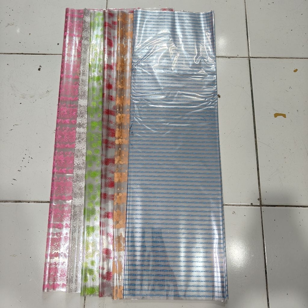 

(50 Lembar) Plastik Parcel Motif Warna Cerah 75cm x 90cm