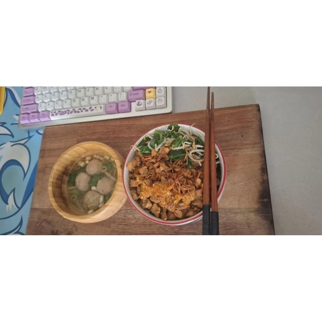 

Mie ayam Homemade dengan Chili Oil Pangsit Bakso