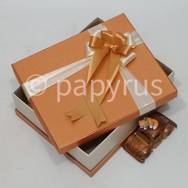 

PAPYRUS Sandwich 25x30 Tinggi 8cm Kotak Kado Gift Box Hardbox Hampers V3